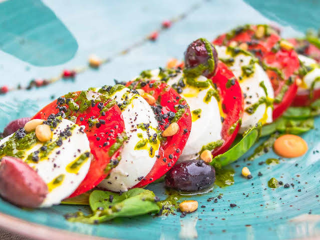 Salade tomate mozzarella sauce pisto